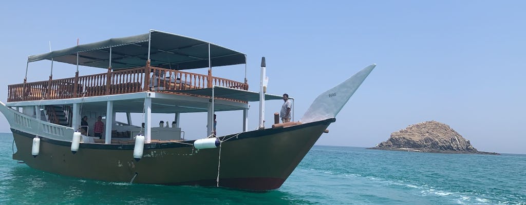 Cruzeiro de dhow de dia inteiro com snorkel em Fujairah Dibba de Sharjah