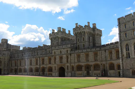 Windsor Castle, Stonehenge and Bath Tour with Lunch
