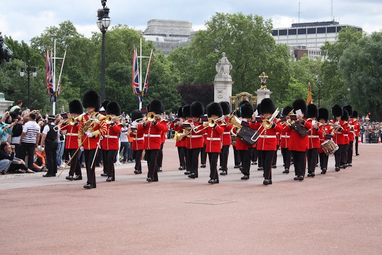 Full-day London with Changing of the Guard, Thames River Cruise and London Eye