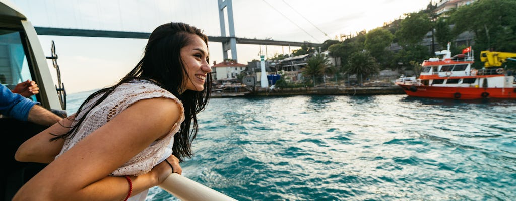 Barco turístico por el Bósforo