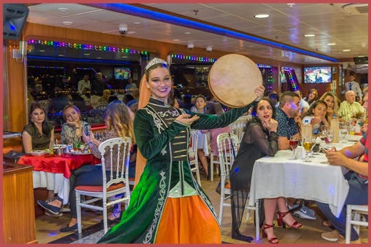 Cena crucero en Estambul con espectáculo nocturno turco