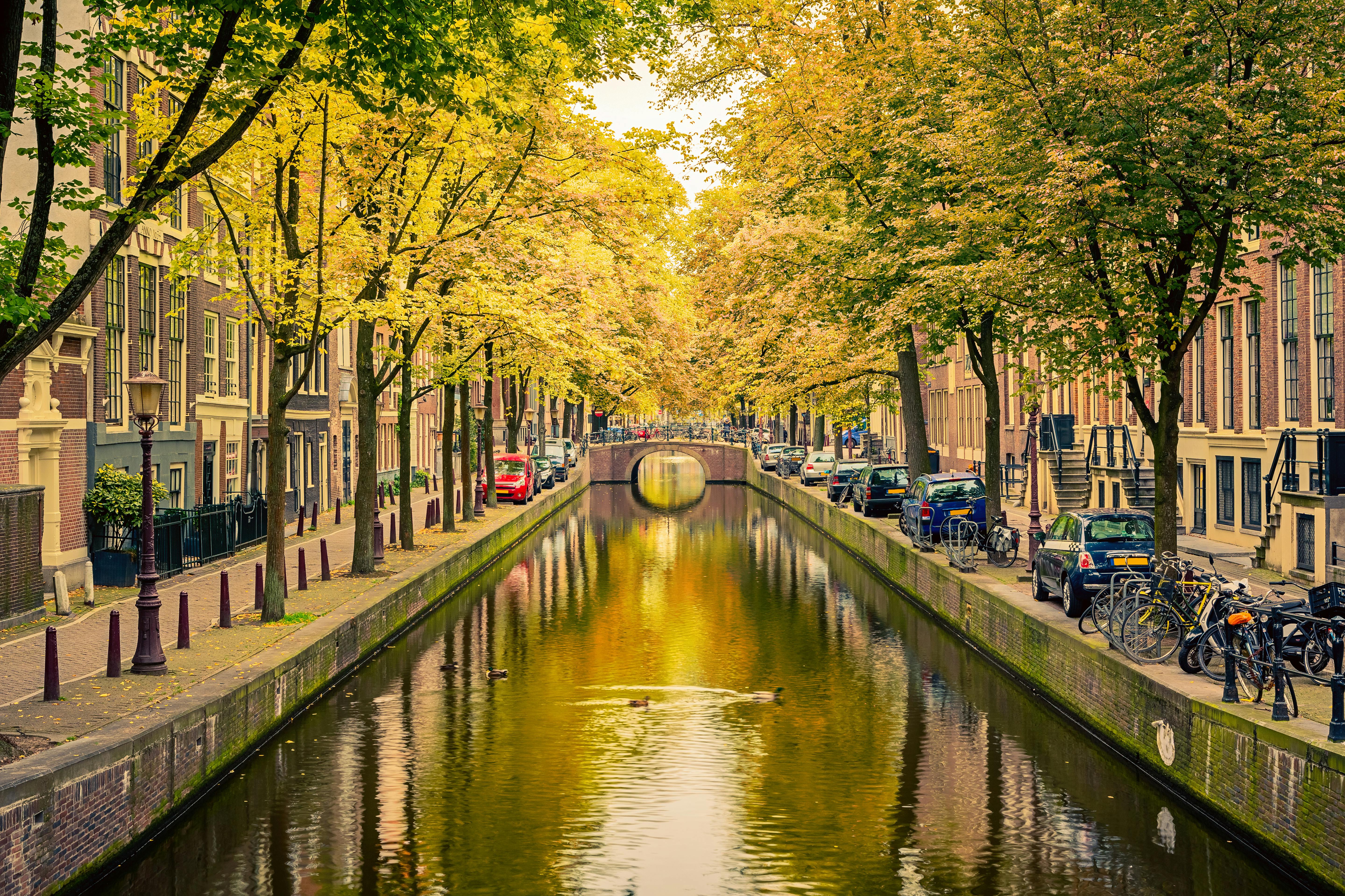 Canals of Amsterdam exploration game and tour