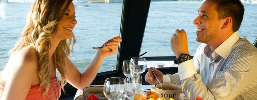 Crucero de sopa de gulash con las luces de la ciudad de Budapest