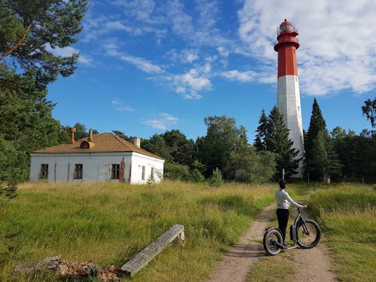 Viagem de um dia para a ilha de Naissaar de bicicleta gorda
