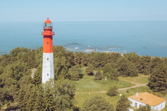 Naissaar: recorrido en vehículo militar por el faro y la fortaleza