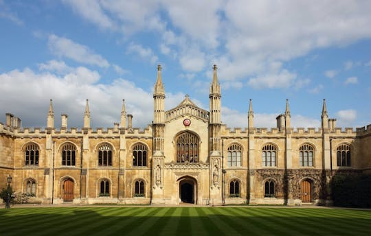 Family walking tour in Cambridge with a guide