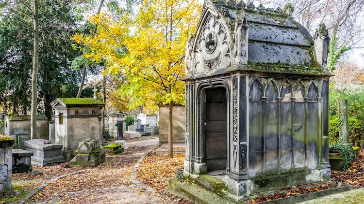 Père Lachaise Cemetery audio tour on mobile app