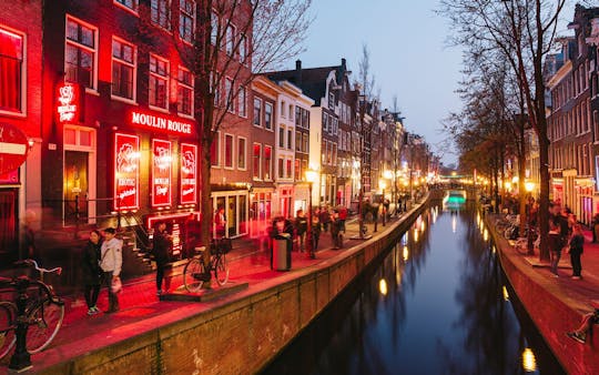Tour audio a piedi del quartiere a luci rosse di Amsterdam tramite app mobile