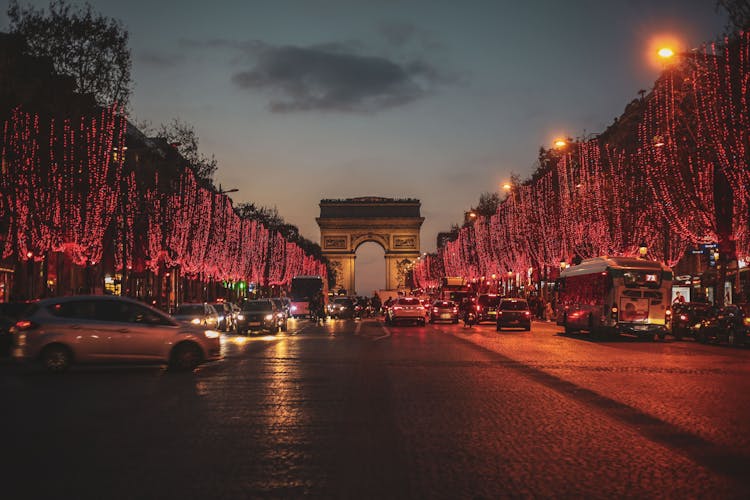 Arc de Triomphe tickets  with audio tour on mobile app
