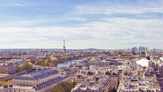 Discovering Paris: Walking audio tour along the Seine river