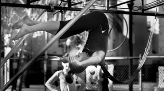 Weeknight flying trapeze class in Orange County