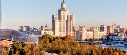 Wycieczka po sowieckiej architekturze po stalinowskich wieżowcach