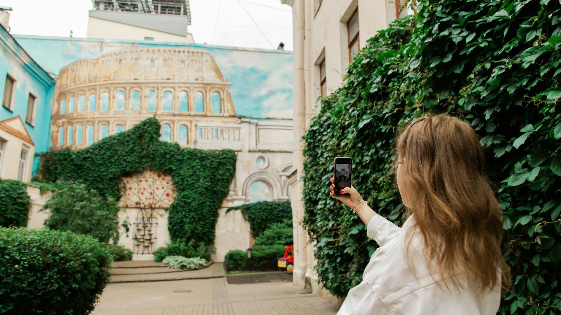 Audio tour of St. Petersburg's architecture, street art and cafes