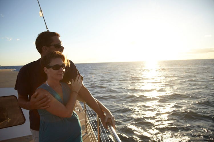 Hawaii sunset cruise with cocktail