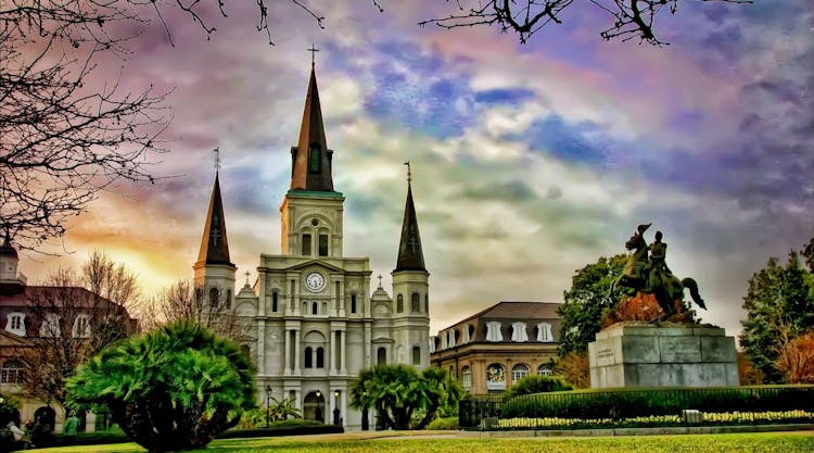 New Orleans 3-hour private tour by SUV for 12 people