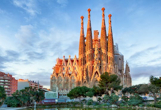 Entradas para a Sagrada Família e tour para grupos pequenos
