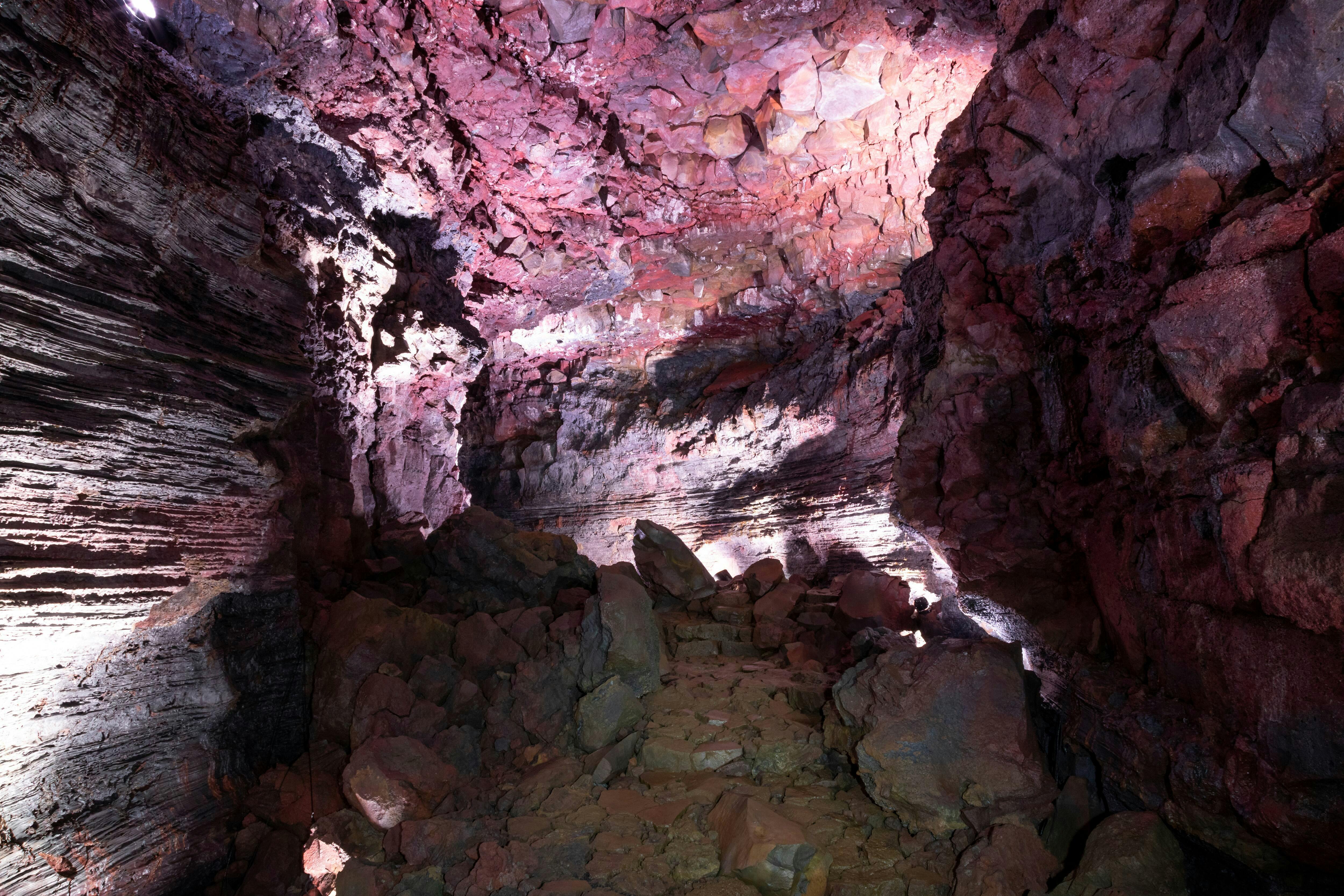 Excursión al túnel de lava de Raufarhólshellir