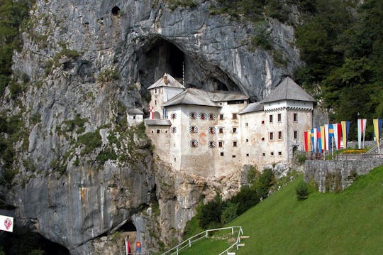 Castello di Predjama Tour del castello di Predjama e delle grotte di Postumia Tour delle grotte di Postumia