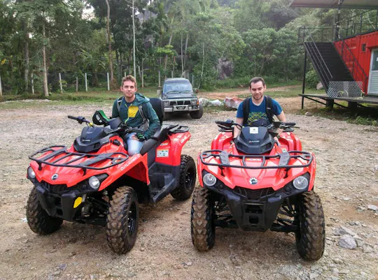 Aventura de quadriciclo com trekking e caiaque