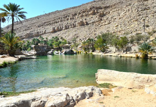 Excursão privada a Wadi Bani Khalid e aldeias do deserto de Mascate com almoço