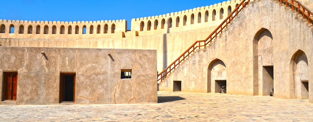 Tour privado a Nizwa y al oasis de Birkat Al Mouz desde Muscat con almuerzo