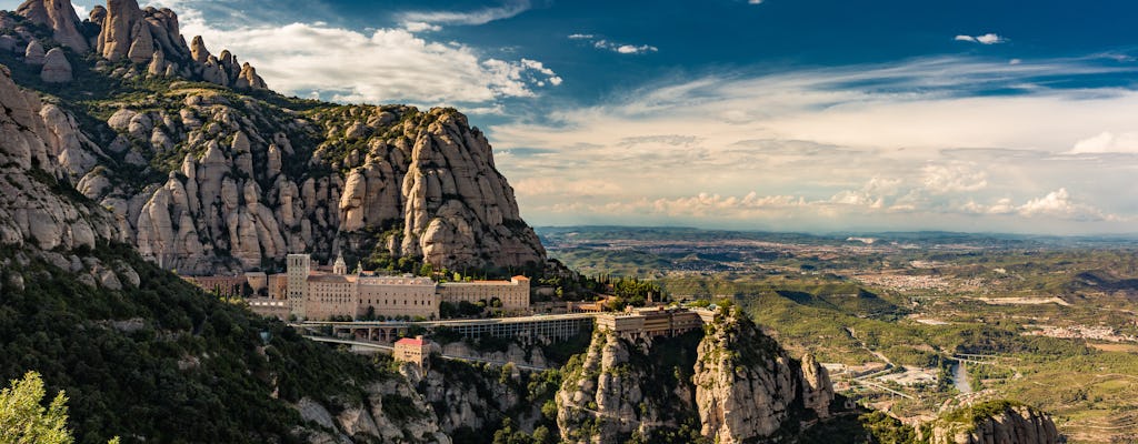 Giro in mongolfiera a Montserrat e tour del monastero da Barcellona