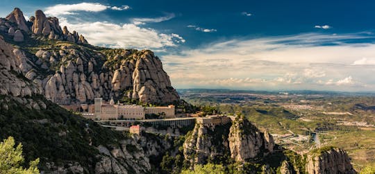 Montserrat-Heißluftballonfahrt und Klostertour ab Barcelona