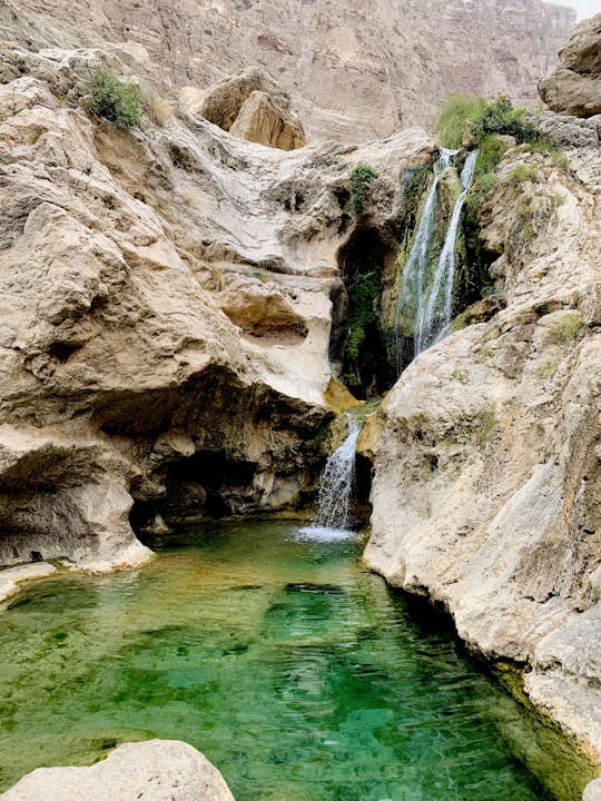 Excursão privada a Wadi Tiwi, sumidouro de Bimmah e UNESCO-Qalhat de Mascate com lancheira