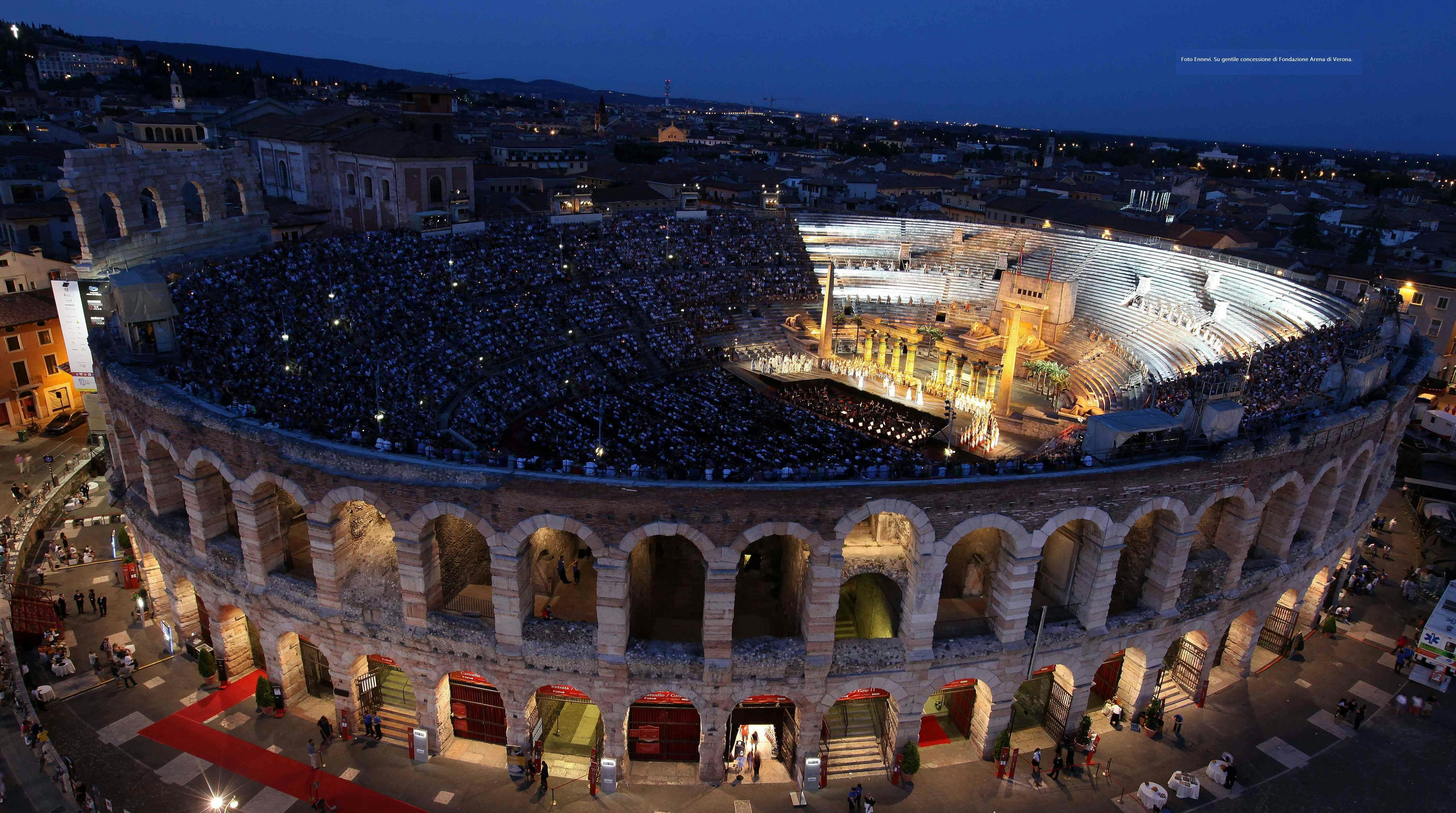 Paquete Ópera Arena di Verona con entradas, recorrido por la ciudad y transporte