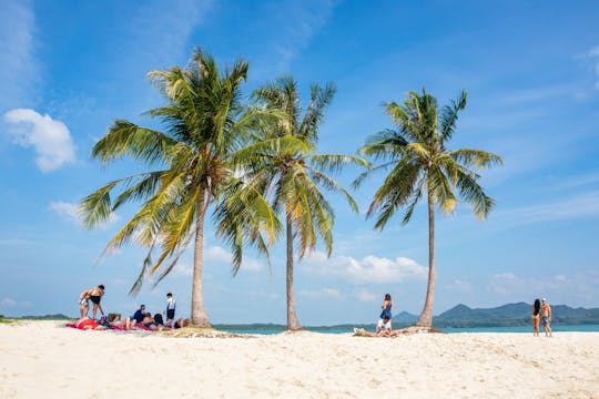 Insel Hong mit dem Katamaran