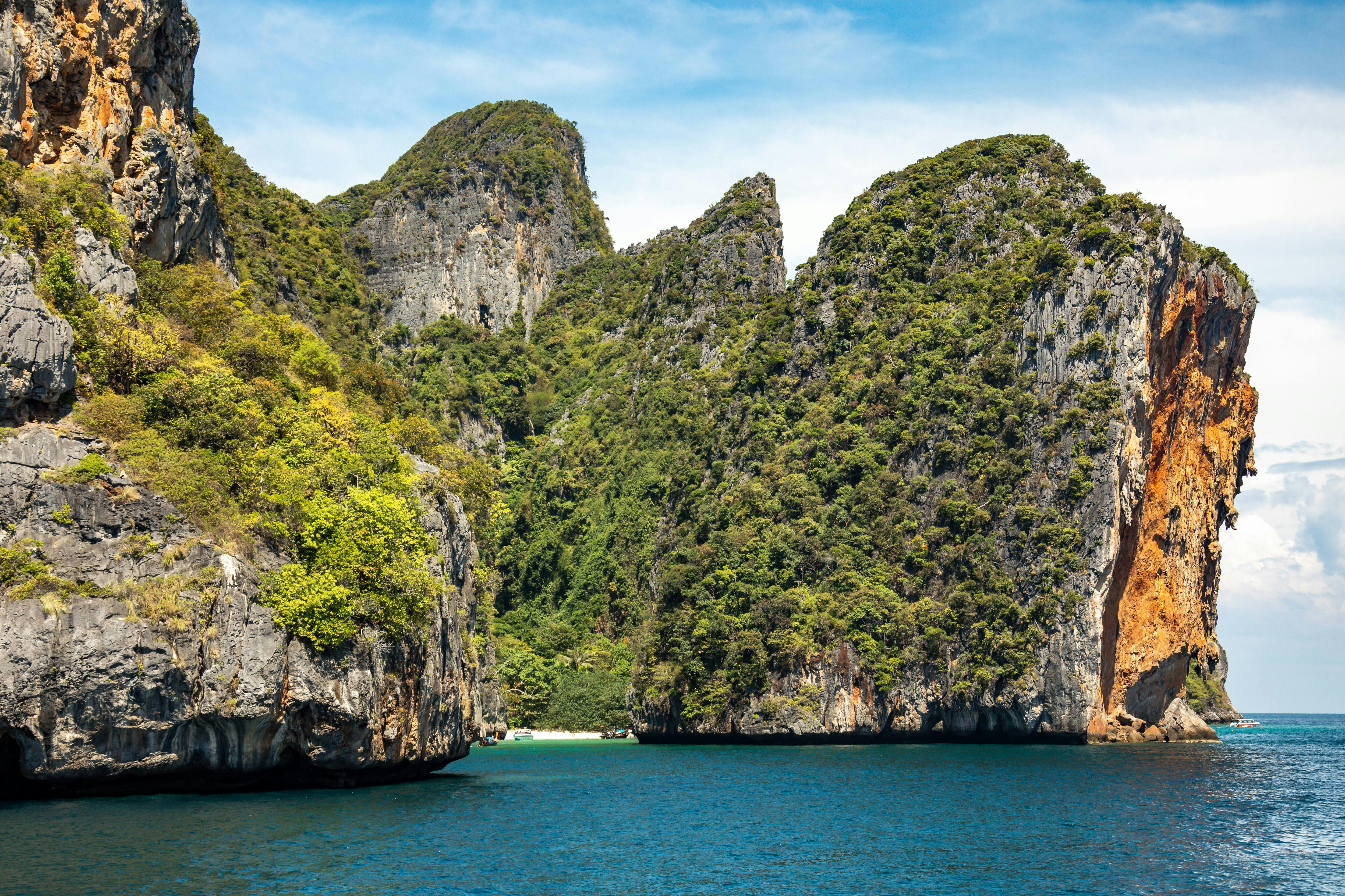 Phi Phi Islands Speedboat Tour with Pileh Lagoon