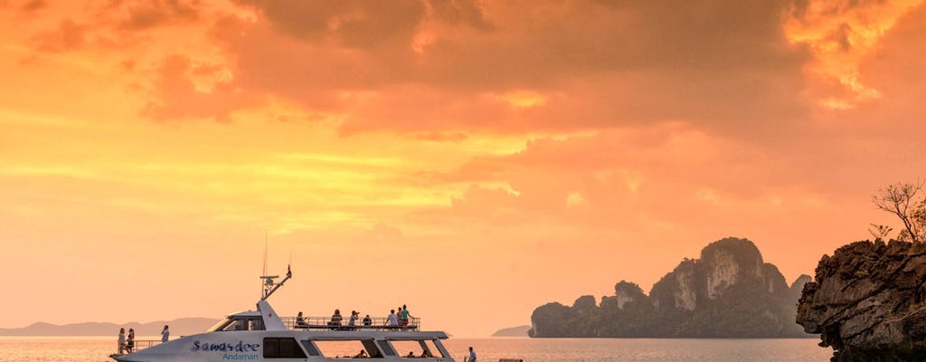 Baie de Phang Nga en catamaran au coucher du soleil