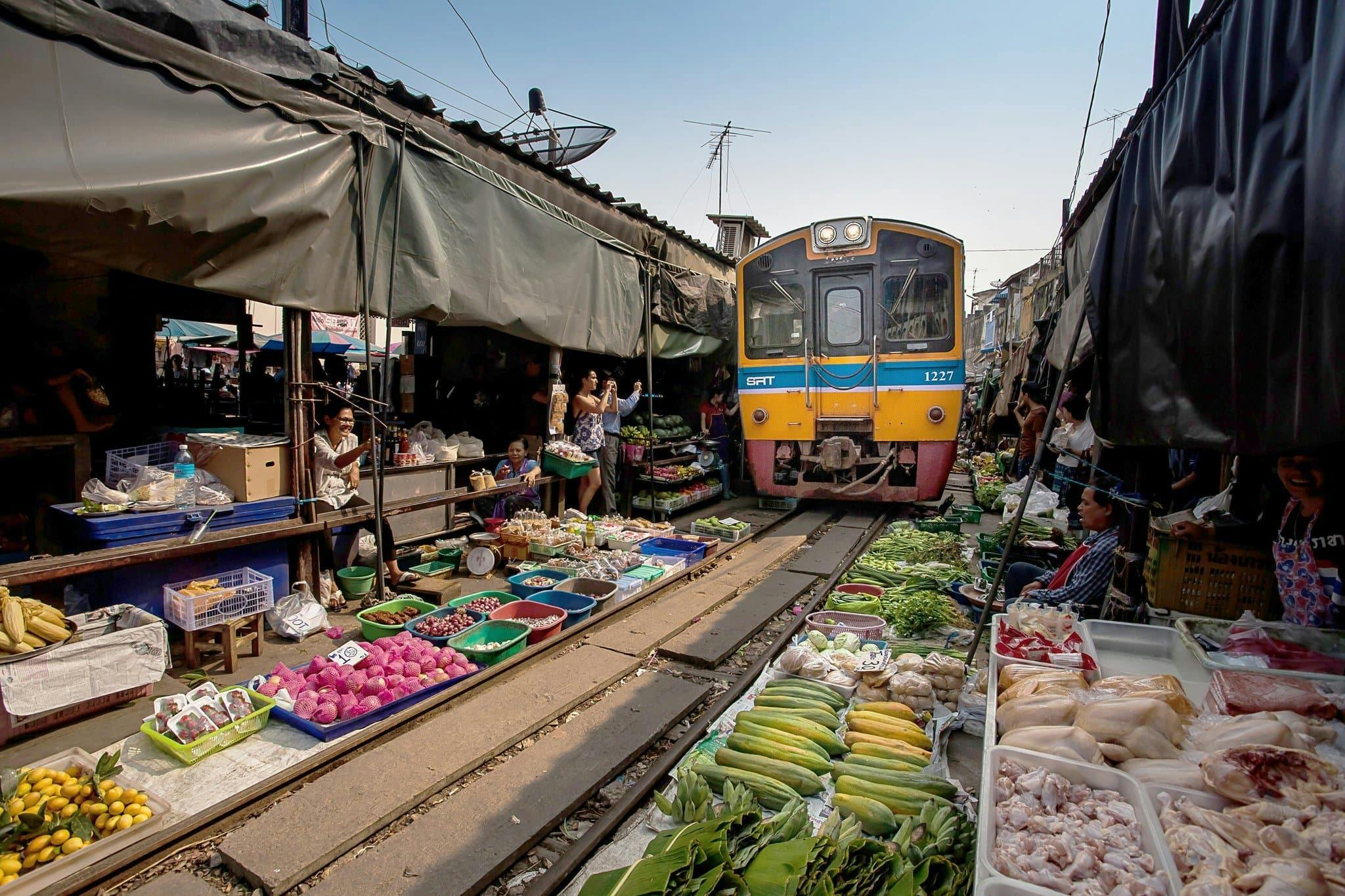 Visite du marché flottant de Damnoen Saduak et du marché sur la voie ferrée de Maeklong