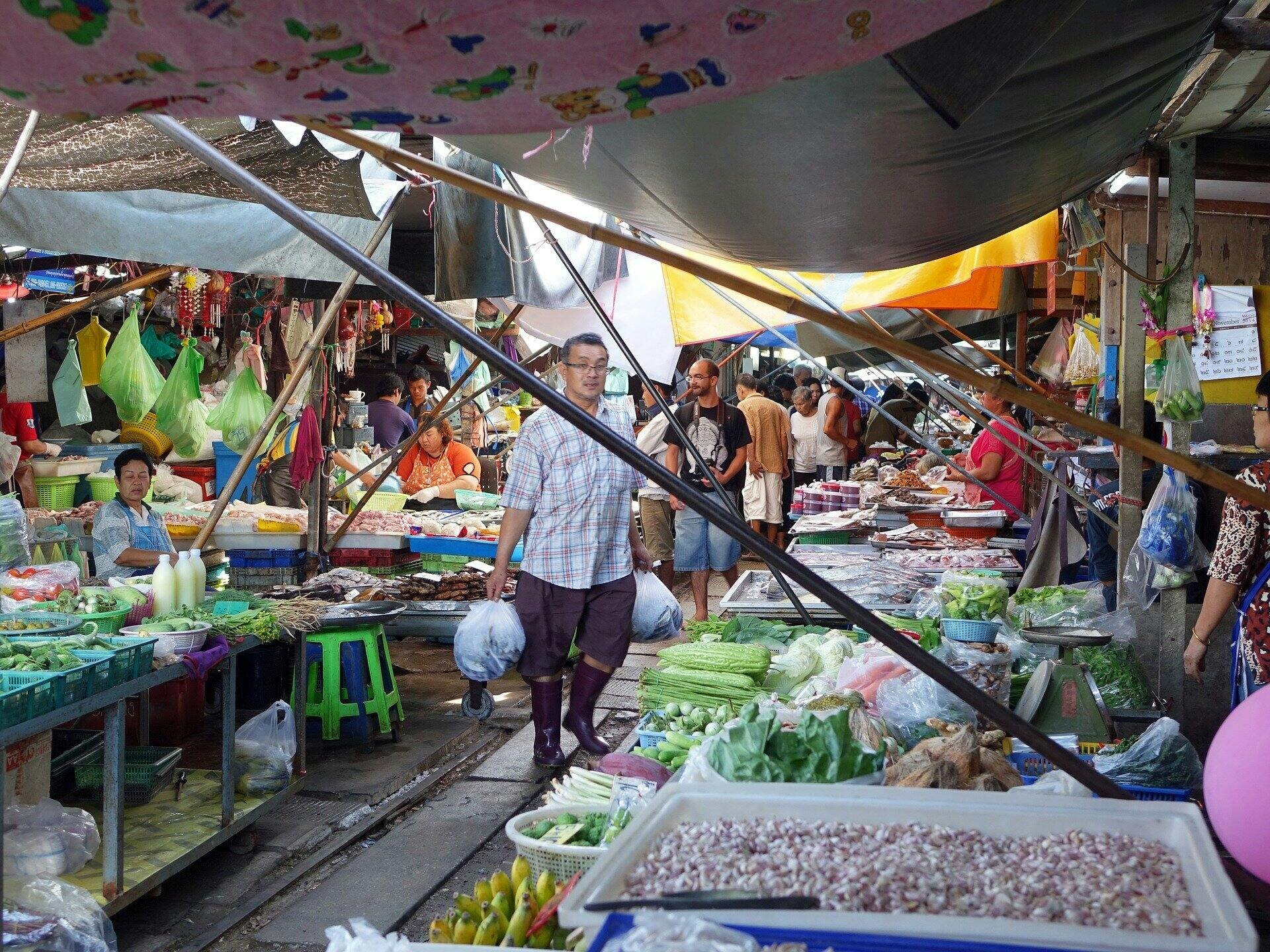 Damnoen Saduak Floating & Maeklong Railway Markets Small Group Tour