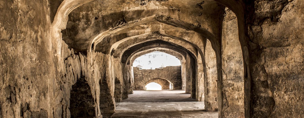 Golconda Fort en Qutb Shahi Tombs tour van een halve dag in Hyderabad