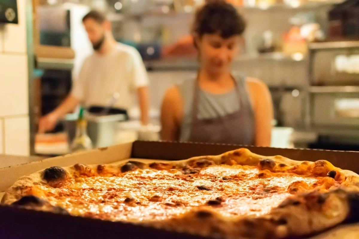 Corso di pizza di due ore per piccoli gruppi a Napoli