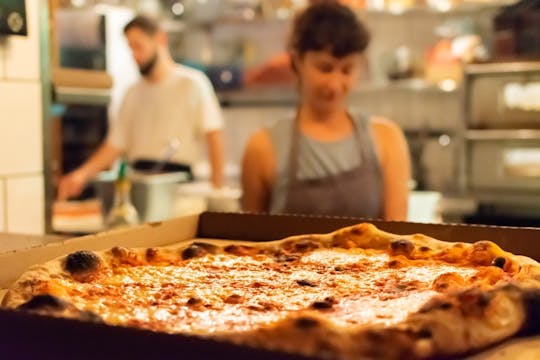 Aula de duas horas de confecção de pizzas em grupo pequeno em Nápoles