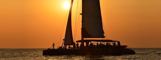 Paseo en catamarán al atardecer en Calpe