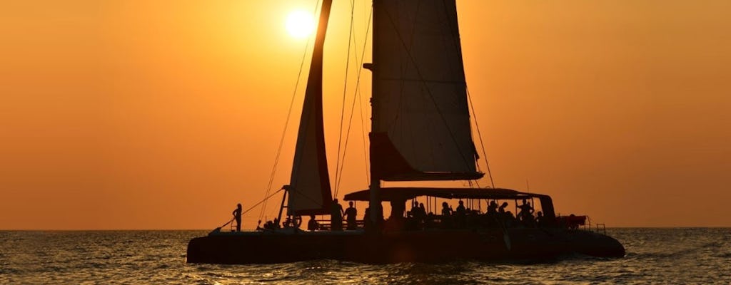 Cruzeiro de catamarã ao pôr do sol em Dénia