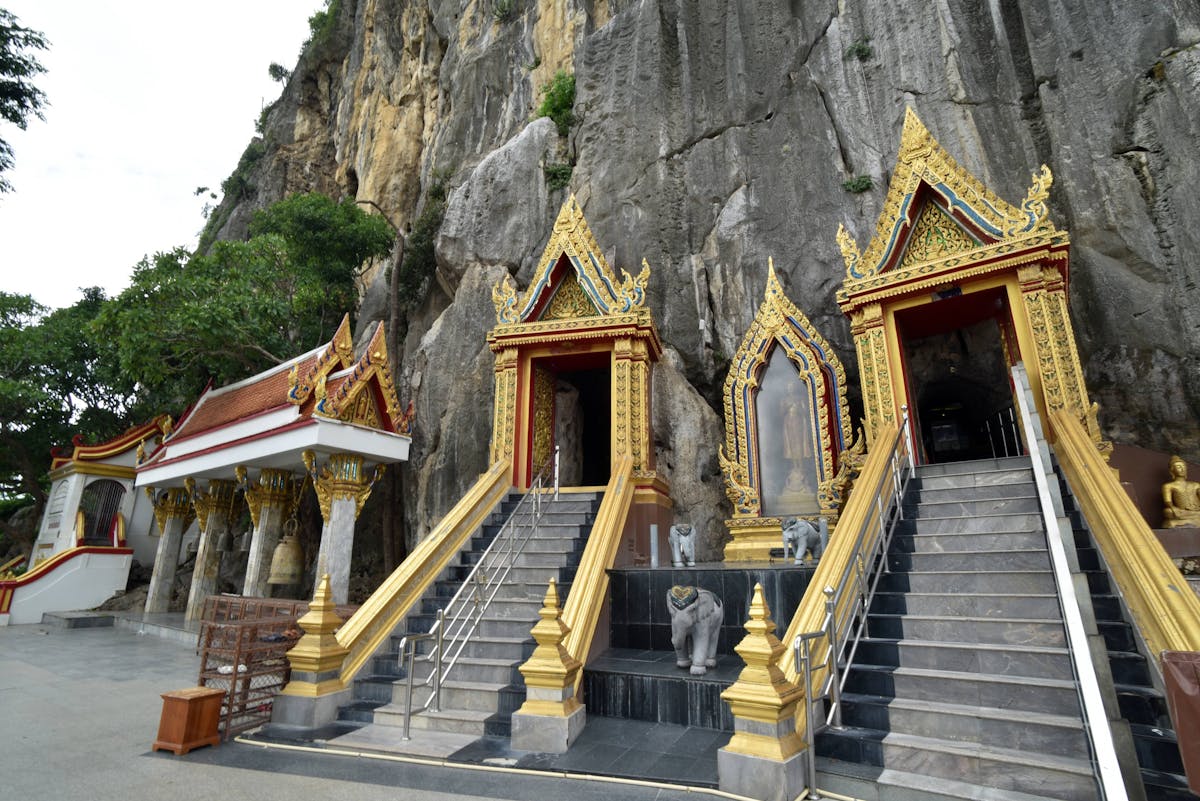 Khao Yoi Cave & Sam Phan Nam Floating Market Tour