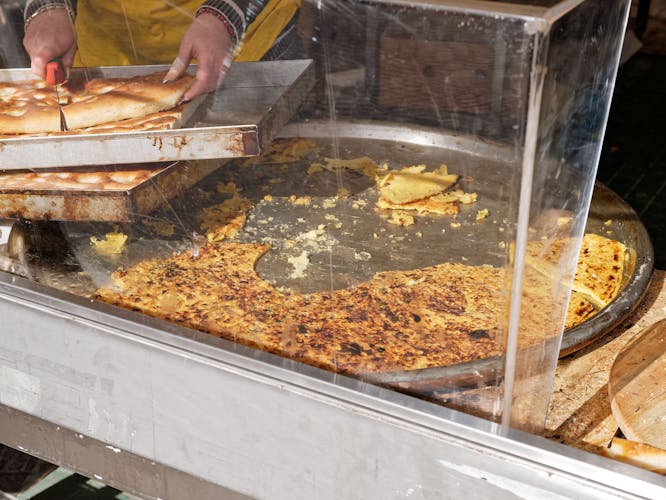 Traditional food walking tour in Genoa