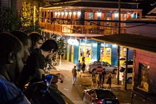 Tour di scansione dei pub con musica dal vivo di strada dei francesi a New Orleans