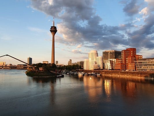 Rajd przygodowy w Düsseldorfie „Kradzież w Media Harbor”