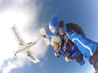 опыт прыжков с парашютом на высоте 13 000 футов в Окленде