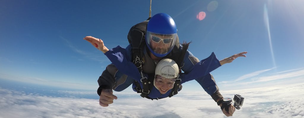 Skok spadochronowy w Auckland na wysokość 16 000 stóp