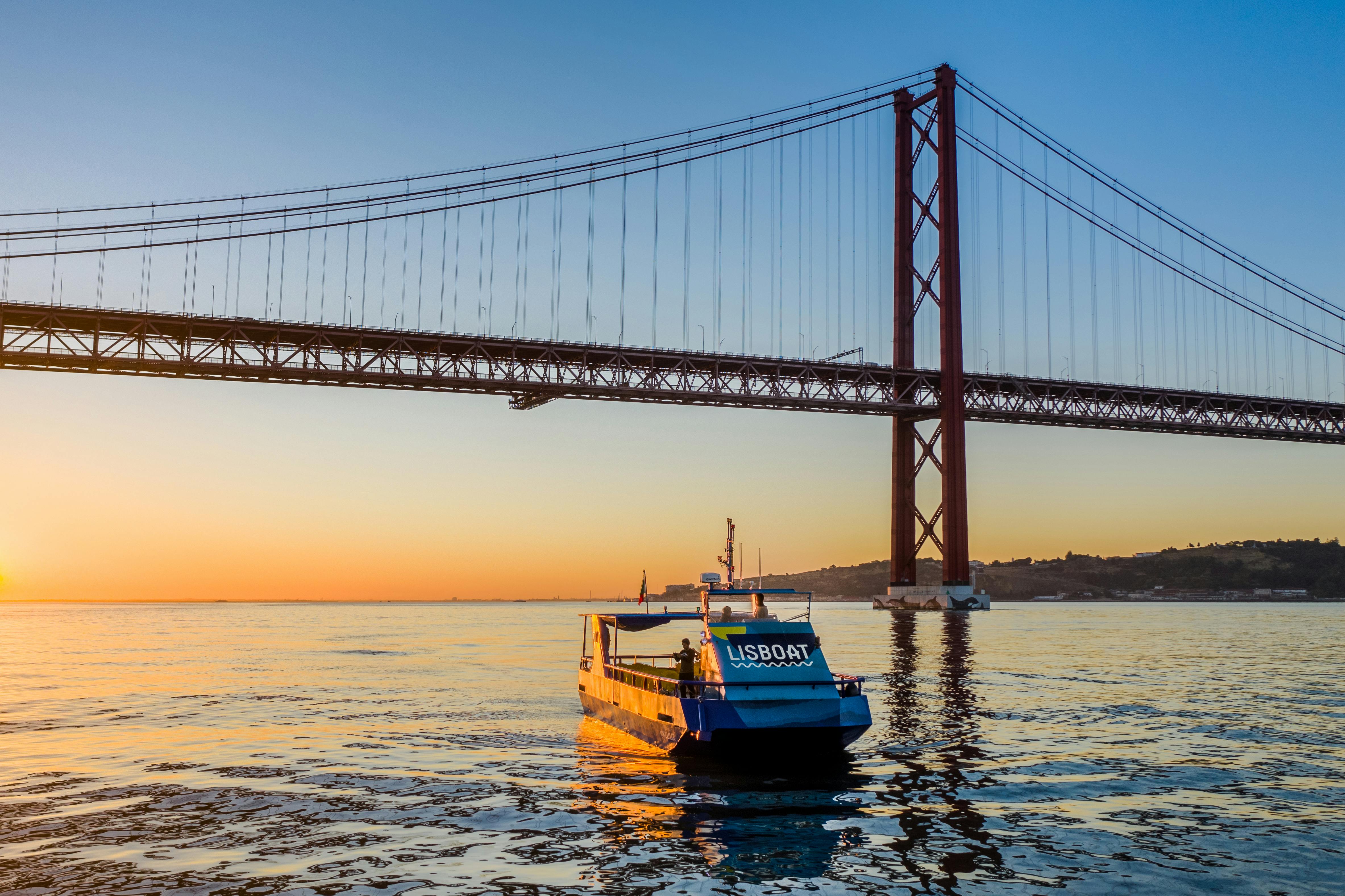 Cruzeiro de barco ao pôr do sol em Lisboa