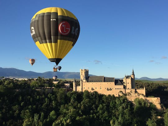 Passeio de balão de ar quente em Segóvia e city tour saindo de Madri