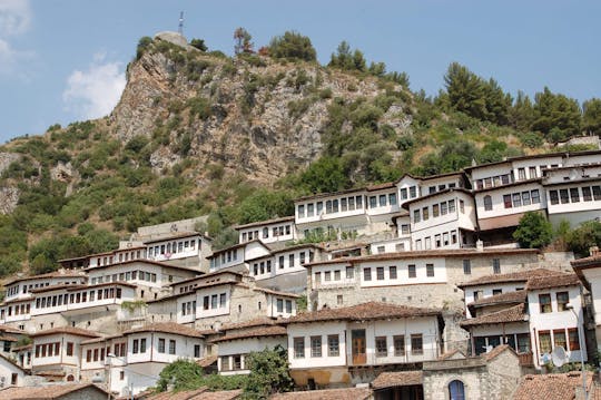 Tour della città vecchia di Berat con degustazione di vini