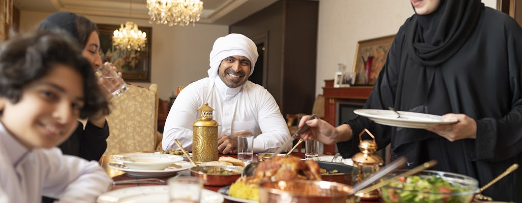 Cena con gli abitanti degli Emirati Arabi Uniti esperienza di due ore