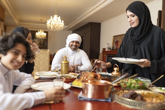 Cena con lugareños emiratíes experiencia de dos horas